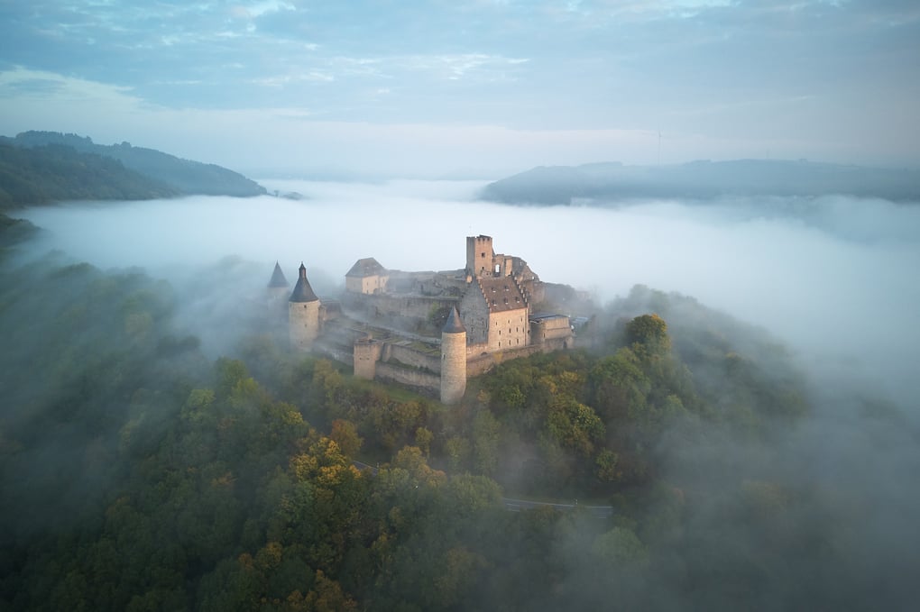 When the castle. Замки Англии в тумане. Эдинбург замок в туманн. Туманная Англия поместья. Замок Ирландия туман.