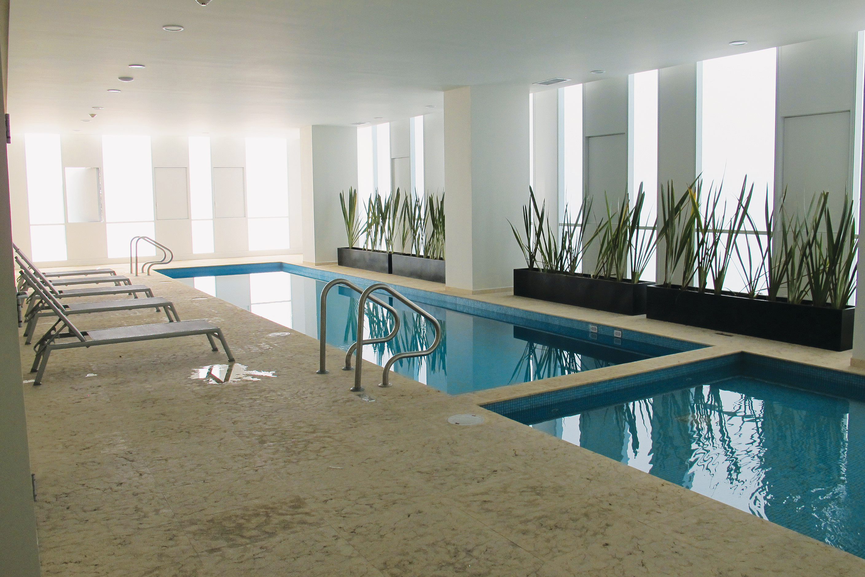 Image of the indoor pool at the Carso corporate housing building
