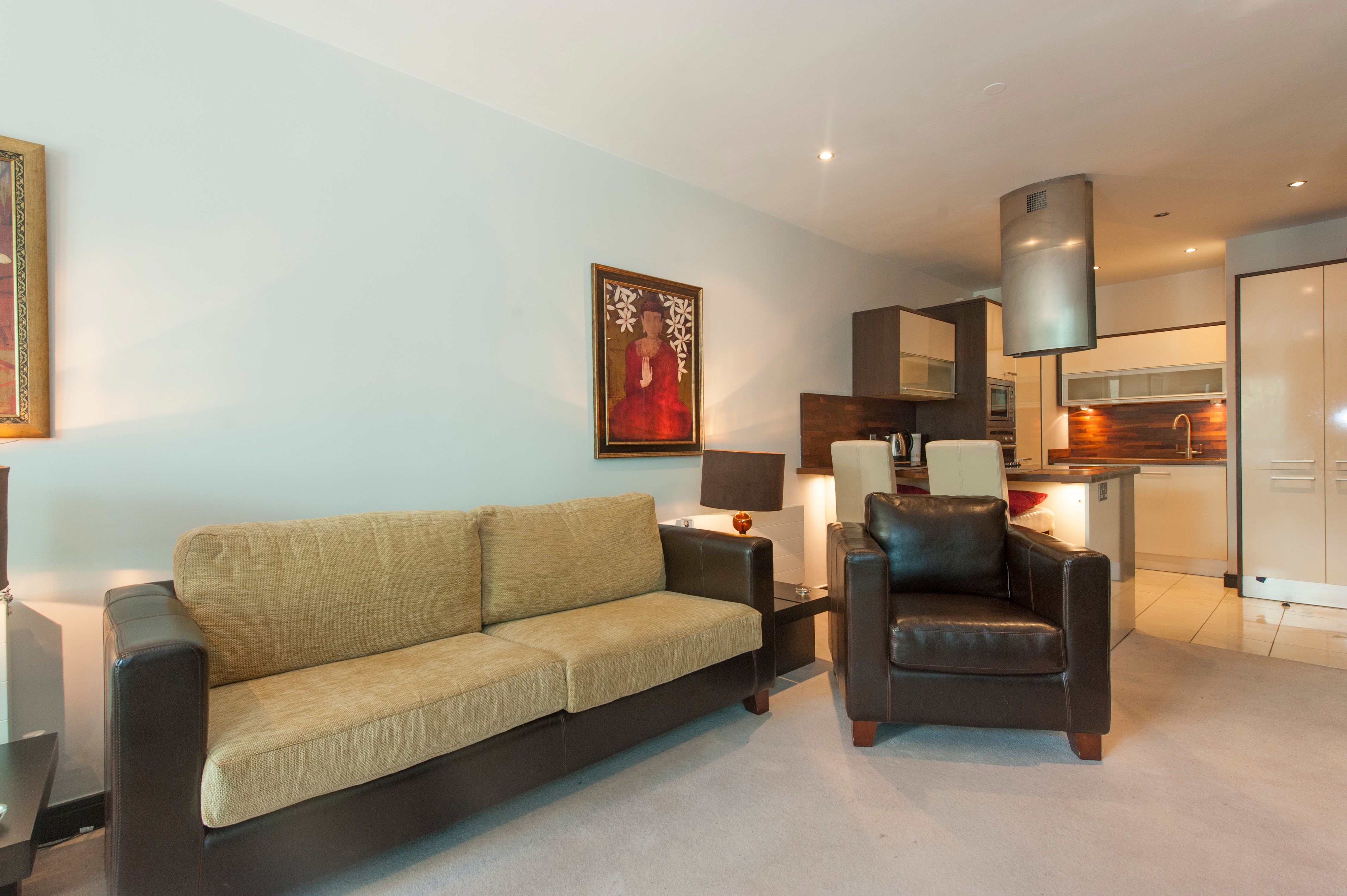 Image of a Dwellworks corporate housing living room