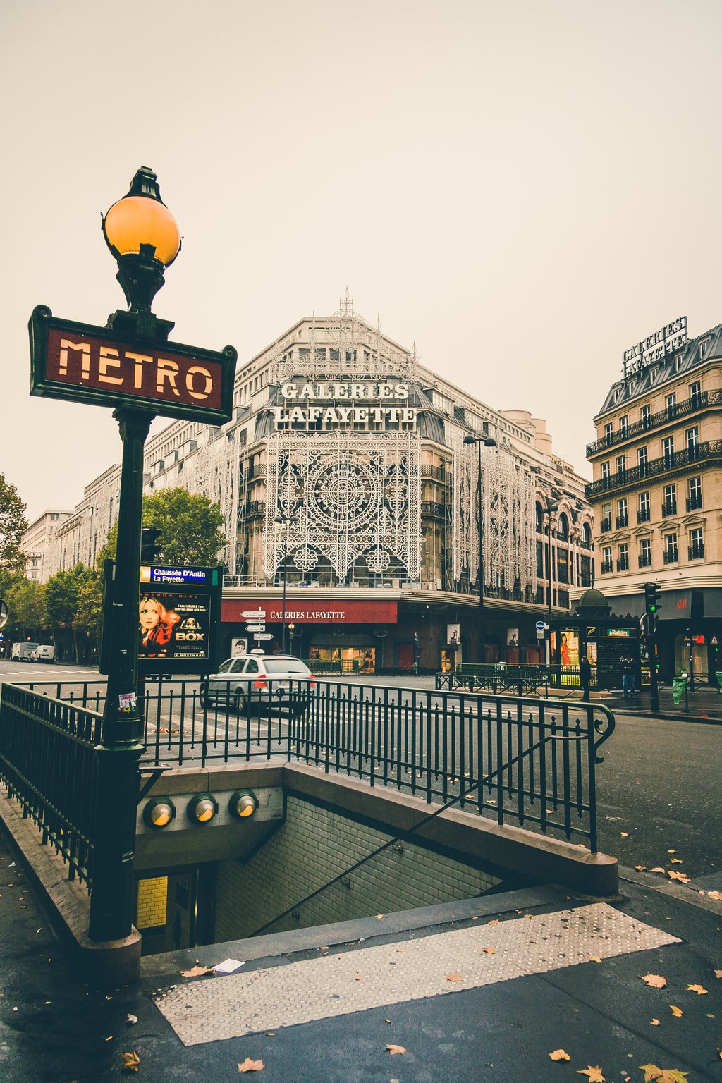 Image of a metro entrance in Paris