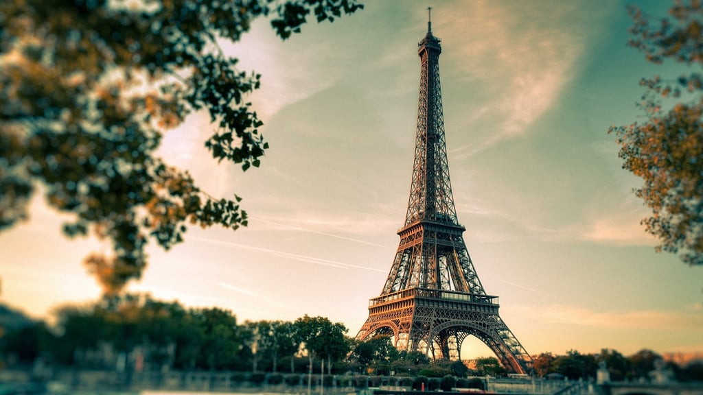 Image of the Eiffel Tower in France