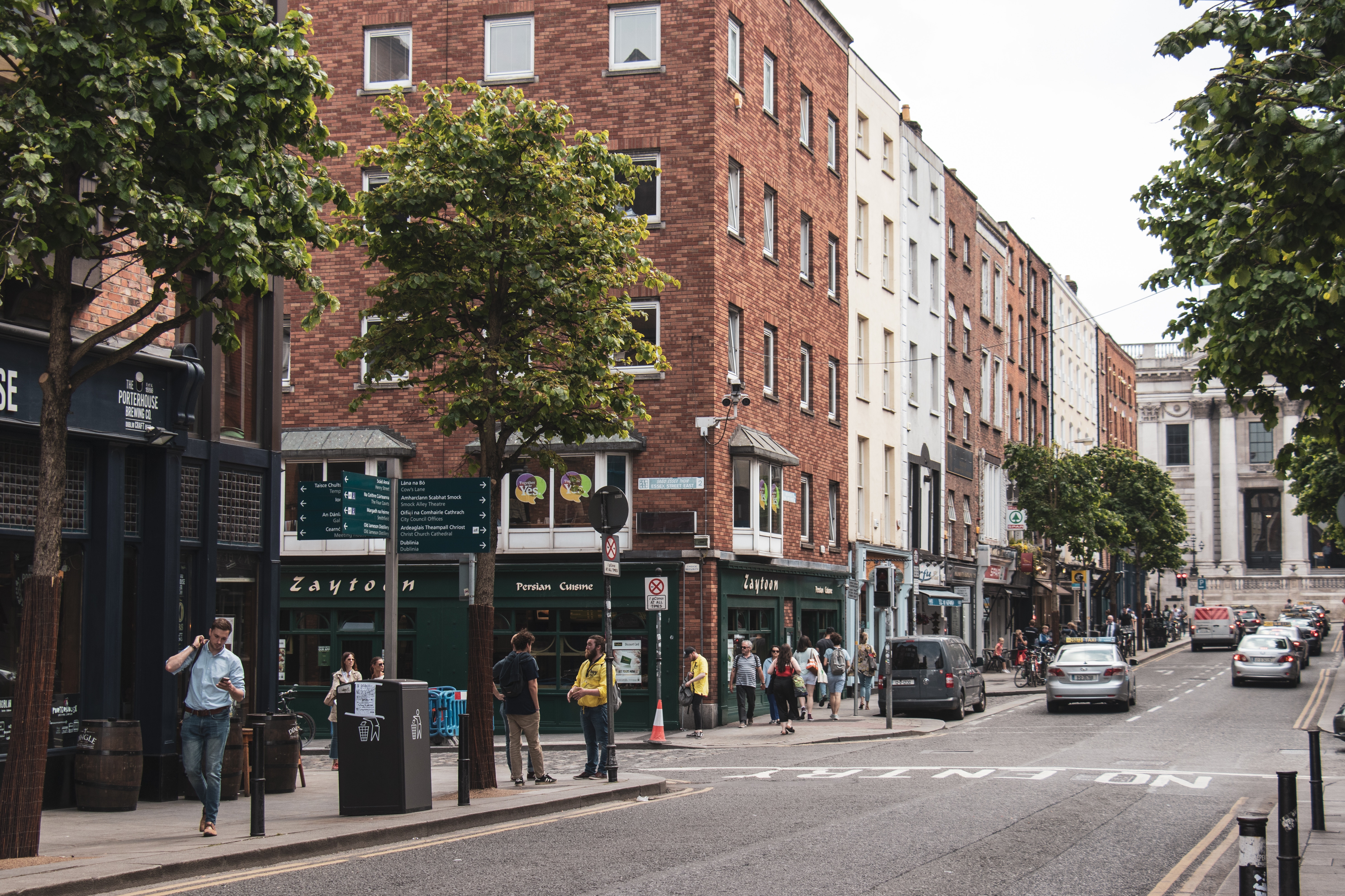 Image of expats walking around Dublin