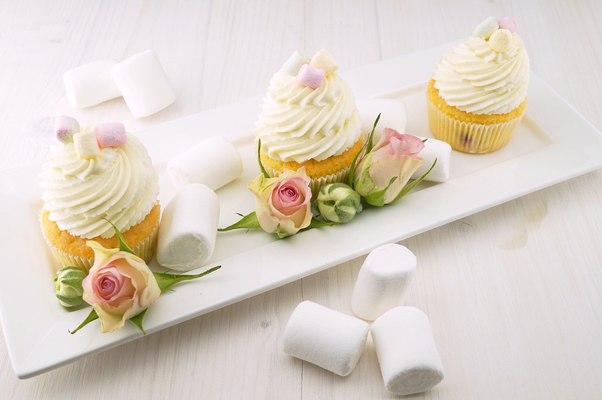 Image of sweets and flowers, an appropriate gift in Japan