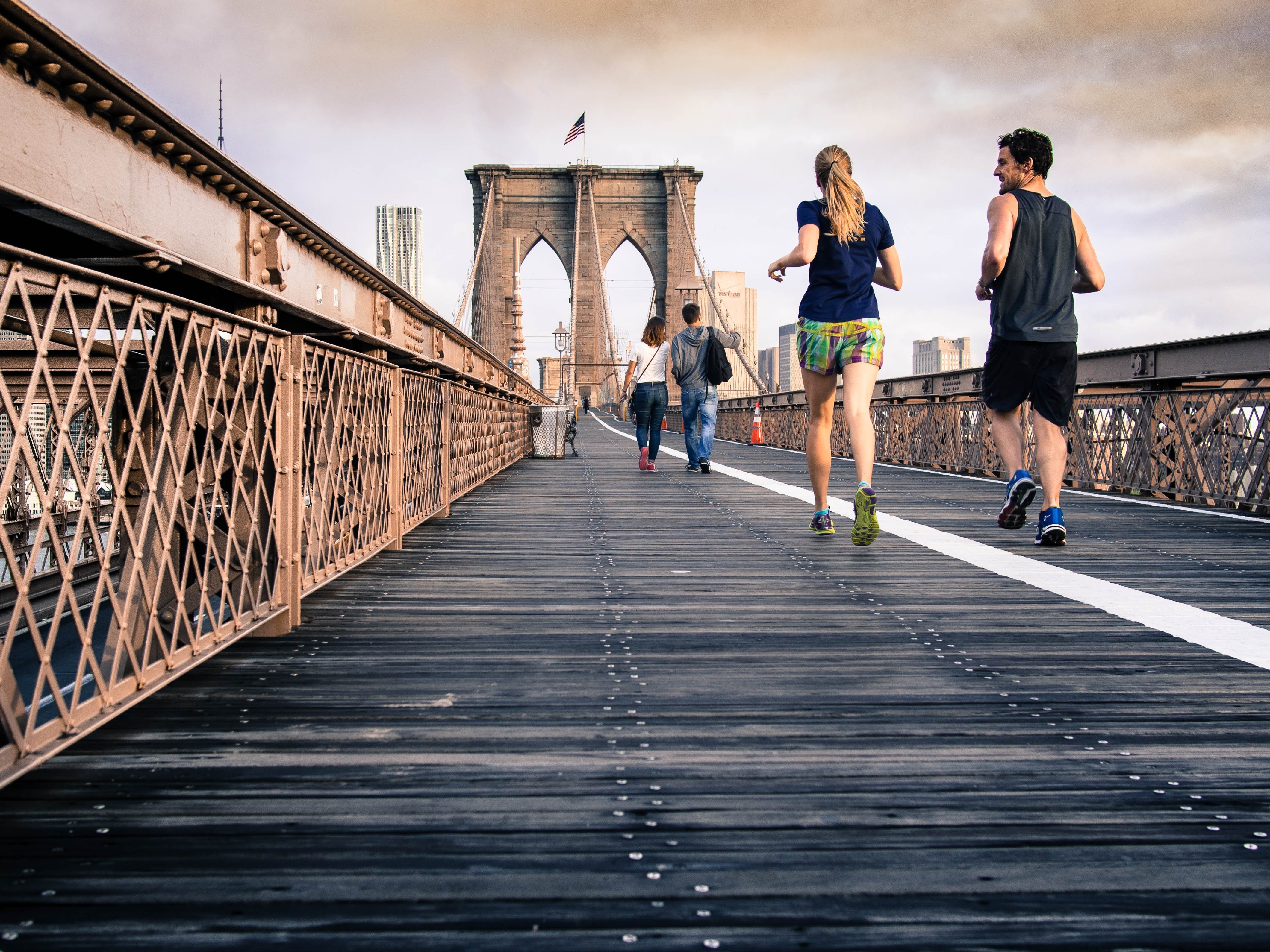  Image of runners on the Brooklyn Bridge